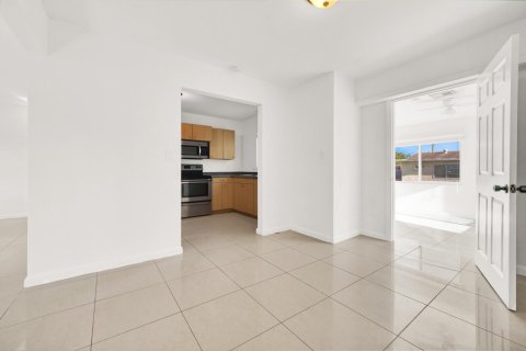 House in Palm Beach Gardens, Florida 3 bedrooms, 121.89 sq.m. № 2249508 - photo 13