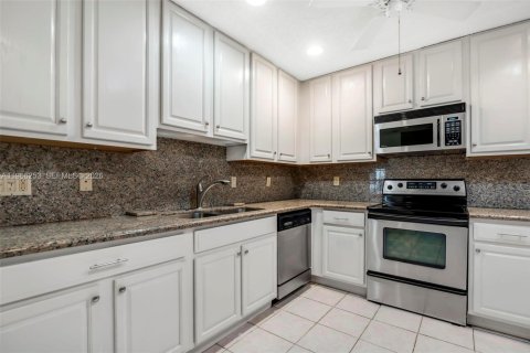 House in Lake Worth, Florida 3 bedrooms, 174.84 sq.m. № 2028791 - photo 16