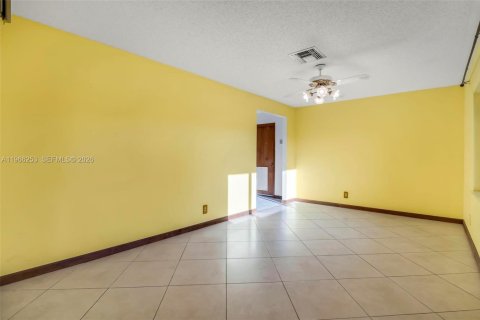 House in Lake Worth, Florida 3 bedrooms, 174.84 sq.m. № 2028791 - photo 8