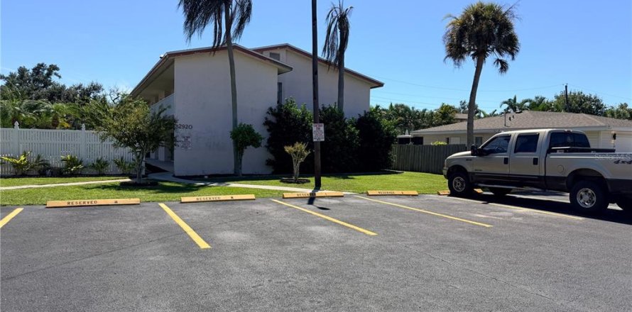 Commercial property in Sarasota, Florida 2 bedrooms, 70.79 sq.m. № 2395928