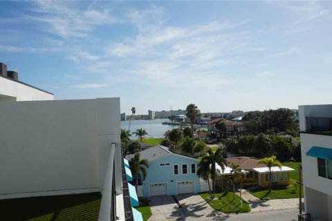 Adosado en venta en Madeira Beach, Florida, 5 dormitorios, 251.39 m2 № 2323159 - foto 29