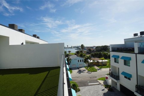 Adosado en venta en Madeira Beach, Florida, 5 dormitorios, 251.39 m2 № 2323159 - foto 14