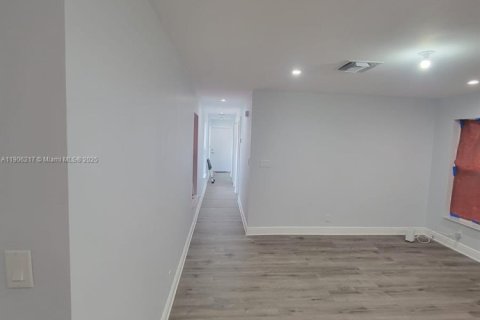 House in Fort Lauderdale, Florida 2 bedrooms, 78.97 sq.m. № 1956881 - photo 5
