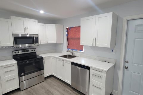 House in Fort Lauderdale, Florida 2 bedrooms, 78.97 sq.m. № 1956881 - photo 3