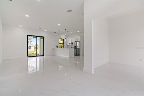 House in Lehigh Acres, Florida 3 bedrooms, 151.43 sq.m. № 1795394 - photo 8