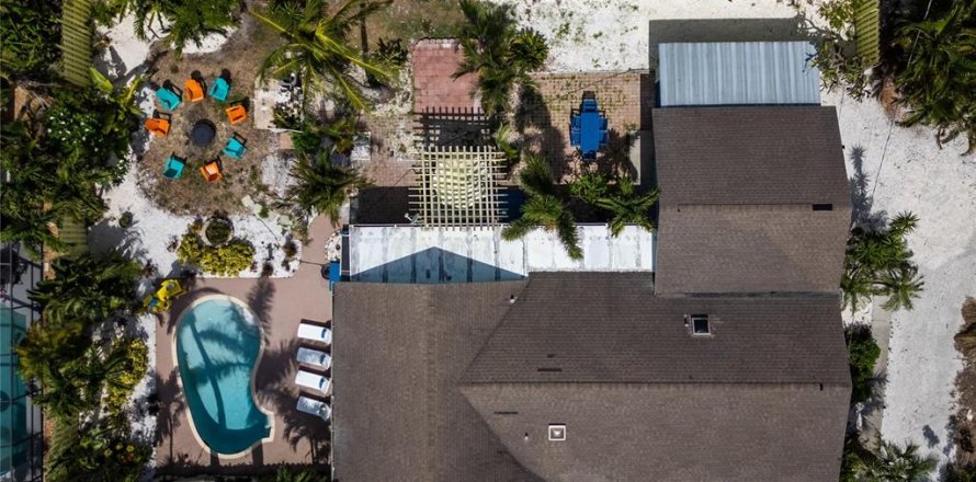 House in Bradenton, Florida 7 bedrooms, 259.38 sq.m. № 1789018