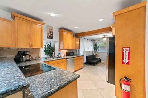House in Hollywood, Florida 3 bedrooms, 124.58 sq.m. № 1836713 - photo 29