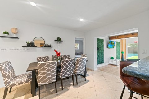 House in Hollywood, Florida 3 bedrooms, 124.58 sq.m. № 1836713 - photo 24