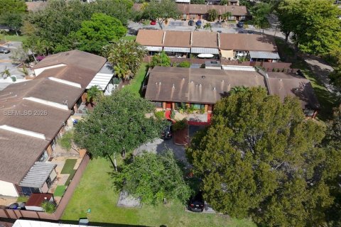 Adosado en venta en Pembroke Pines, Florida, 2 dormitorios, 111.11 m2 № 2069684 - foto 2