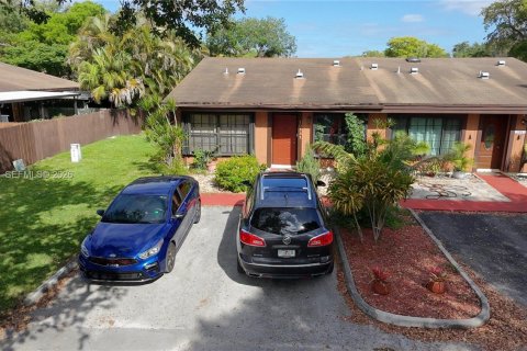 Adosado en Pembroke Pines, Florida 2 dormitorios, 111.11 m2 № 2069684