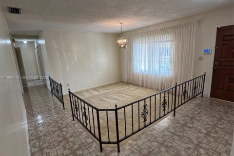 Villa ou maison à louer à Miami, Floride: 3 chambres, 146.51 m2 № 2060898 - photo 3