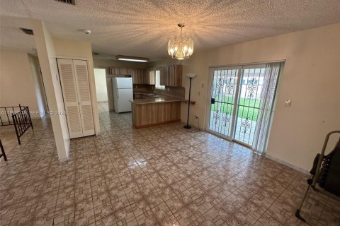 Villa ou maison à louer à Miami, Floride: 3 chambres, 146.51 m2 № 2060898 - photo 4