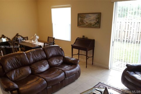 Снять в аренду таунхаус в Майами, Флорида 3 спальни, 170.57м2, № 2029222 - фото 4