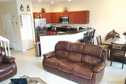 Снять в аренду таунхаус в Майами, Флорида 3 спальни, 170.57м2, № 2029222 - фото 2