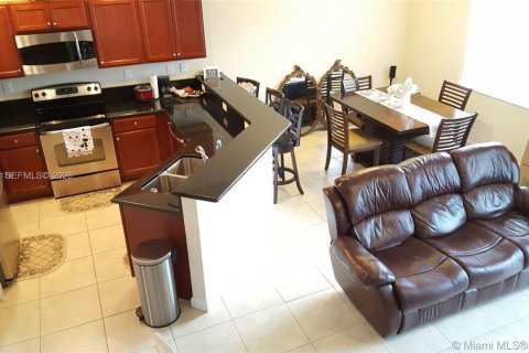 Снять в аренду таунхаус в Майами, Флорида 3 спальни, 170.57м2, № 2029222 - фото 7