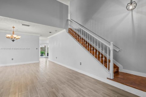 House in Miami, Florida 4 bedrooms, 198.35 sq.m. № 1756129 - photo 12