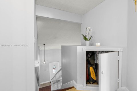 House in Miami, Florida 4 bedrooms, 198.35 sq.m. № 1756129 - photo 25