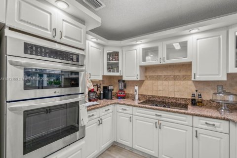 House in Miami, Florida 4 bedrooms, 198.35 sq.m. № 1756129 - photo 15