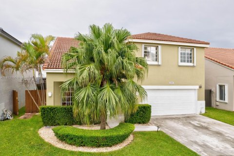 House in Miami, Florida 4 bedrooms, 198.35 sq.m. № 1756129 - photo 1