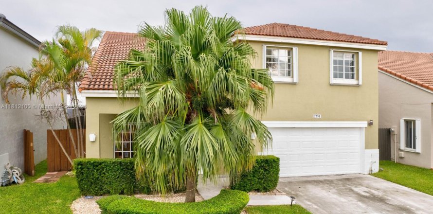 House in Miami, Florida 4 bedrooms, 198.35 sq.m. № 1756129