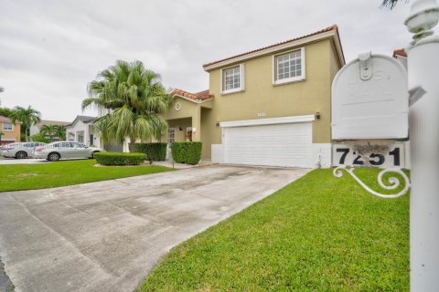House in Miami, Florida 4 bedrooms, 198.35 sq.m. № 1756129 - photo 2