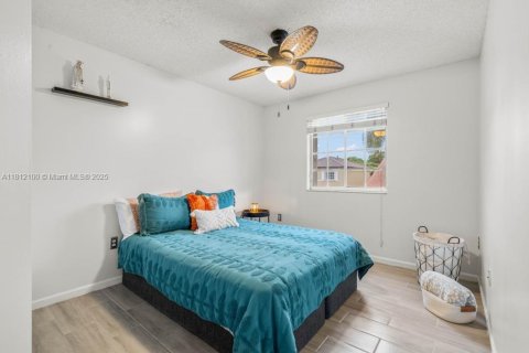 House in Miami, Florida 4 bedrooms, 198.35 sq.m. № 1756129 - photo 11