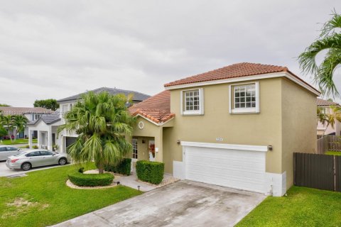 House in Miami, Florida 4 bedrooms, 198.35 sq.m. № 1756129 - photo 3