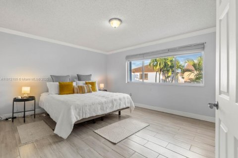 House in Miami, Florida 4 bedrooms, 198.35 sq.m. № 1756129 - photo 24
