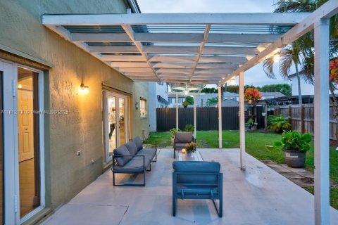 House in Miami, Florida 4 bedrooms, 198.35 sq.m. № 1756129 - photo 21