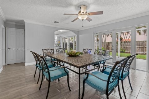 House in Miami, Florida 4 bedrooms, 198.35 sq.m. № 1756129 - photo 8