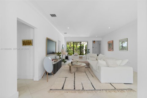 Снять в аренду виллу или дом в Майами-Бич, Флорида 3 спальни, 212.65м2, № 1991553 - фото 15