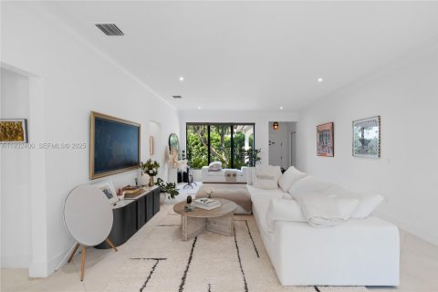 Снять в аренду виллу или дом в Майами-Бич, Флорида 3 спальни, 212.65м2, № 1991553 - фото 5