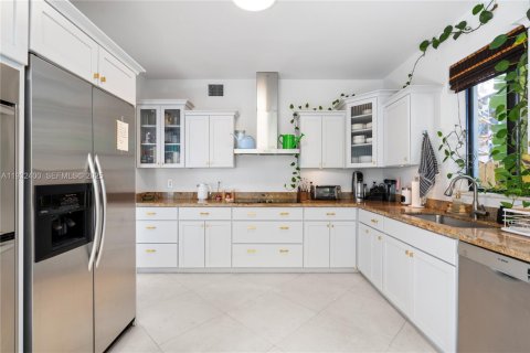 Снять в аренду виллу или дом в Майами-Бич, Флорида 3 спальни, 212.65м2, № 1991553 - фото 23