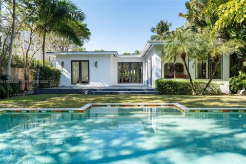 Снять в аренду виллу или дом в Майами-Бич, Флорида 3 спальни, 212.65м2, № 1991553 - фото 1