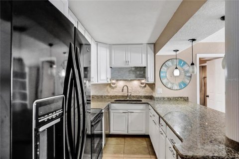 Condo in Daytona Beach Shores, Florida, 2 bedrooms № 2197806 - photo 7