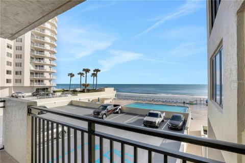 Condo in Daytona Beach Shores, Florida, 2 bedrooms № 2197806 - photo 11