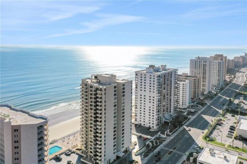 Condo in Daytona Beach Shores, Florida, 2 bedrooms № 2197806 - photo 17