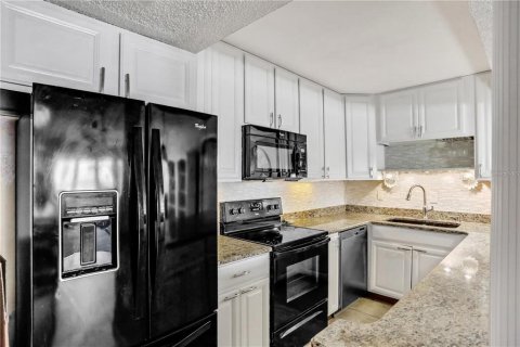 Condo in Daytona Beach Shores, Florida, 2 bedrooms № 2197806 - photo 9