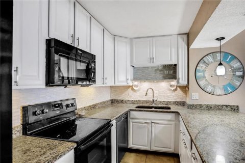 Condo in Daytona Beach Shores, Florida, 2 bedrooms № 2197806 - photo 8