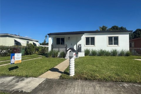 Casa en alquiler en Hialeah, Florida, 5 dormitorios, 162.58 m2 № 1975080 - foto 14