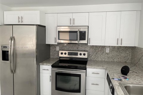 Villa ou maison à louer à Miami, Floride: 4 chambres, 199.37 m2 № 1999289 - photo 2