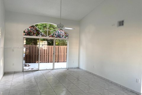 Villa ou maison à louer à Miami, Floride: 4 chambres, 199.37 m2 № 1999289 - photo 4