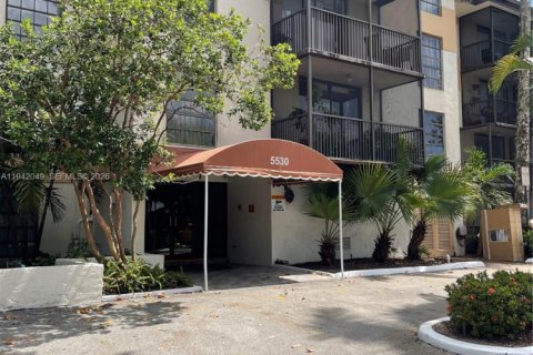 Condominio en alquiler en Lauderhill, Florida, 2 dormitorios, 100.8 m2 № 1999057 - foto 11