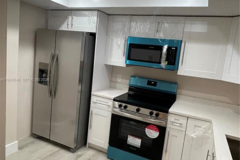 Condominio en alquiler en Lauderhill, Florida, 2 dormitorios, 100.8 m2 № 1999057 - foto 6