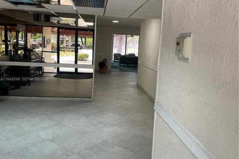 Condominio en alquiler en Lauderhill, Florida, 2 dormitorios, 100.8 m2 № 1999057 - foto 2