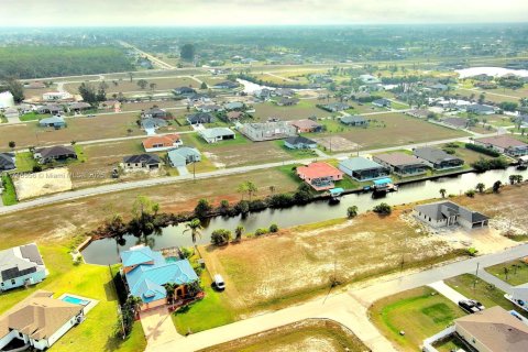 Land in Cape Coral, Florida № 1859640 - photo 1