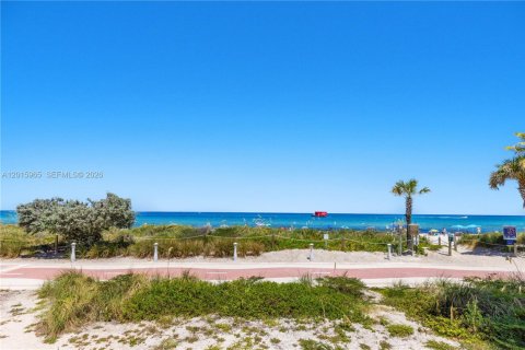 Condo in Miami Beach, Florida  № 2247401 - photo 19