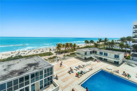 Condo in Miami Beach, Florida  № 2247401 - photo 14