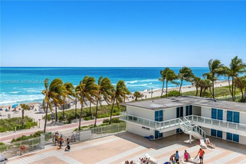 Condo in Miami Beach, Florida  № 2247401 - photo 16