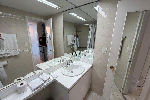 Condo in Miami Beach, Florida  № 2247401 - photo 7